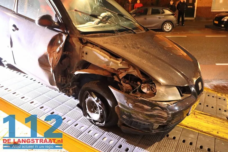 Bestuurder raakt van de weg in Kaatsheuvel: drie gevels en twee auto’s flink beschadigd 26 Bestuurder raakt van de weg in Kaatsheuvel: drie gevels en twee auto’s flink beschadigd 112 De Langstraat