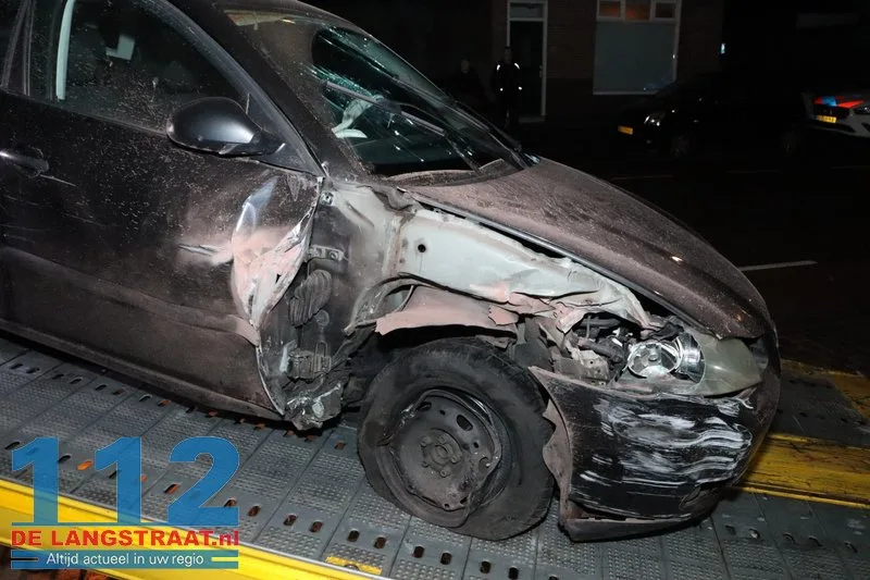 Bestuurder raakt van de weg in Kaatsheuvel: drie gevels en twee auto’s flink beschadigd 27 Bestuurder raakt van de weg in Kaatsheuvel: drie gevels en twee auto’s flink beschadigd 112 De Langstraat