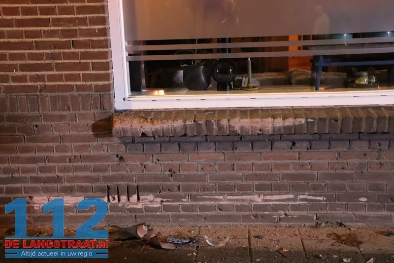 Bestuurder raakt van de weg in Kaatsheuvel: drie gevels en twee auto’s flink beschadigd 28 Bestuurder raakt van de weg in Kaatsheuvel: drie gevels en twee auto’s flink beschadigd 112 De Langstraat