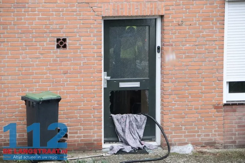 Gebruik van pelletkachel gaat mis: brand in huis in Waspik, bewoner en hond op tijd buiten 112 De Langstraat