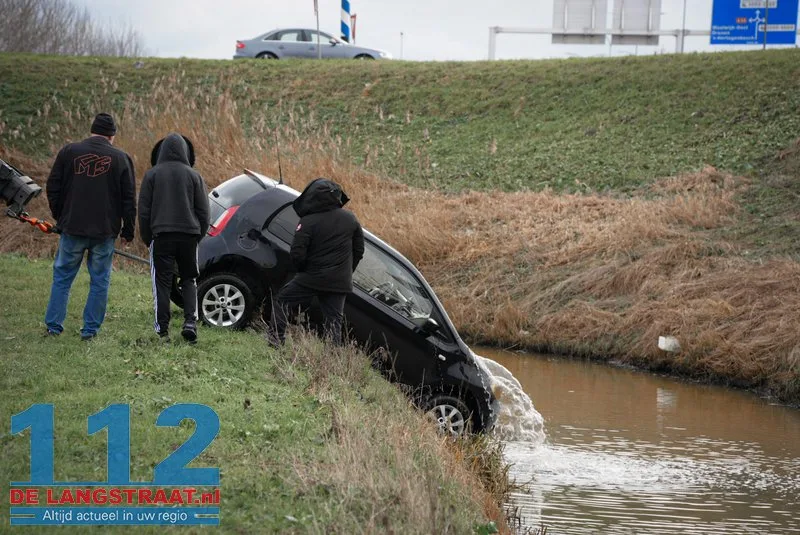 Auto te water aan de Keurweg: remmen weigeren dienst in verraderlijke bocht 4 Auto te water aan de Keurweg: remmen weigeren dienst in verraderlijke bocht 112 De Langstraat