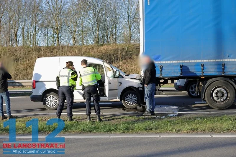 Bestelbus klapt op vrachtwagen: Ochtendspits N261 richting Waalwijk volledig vast 112 De Langstraat