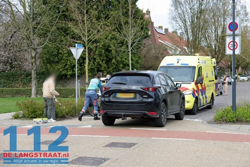 Fietser zwaargewond na harde klap op motorkap in Kerkstraat Waalwijk 112 De Langstraat