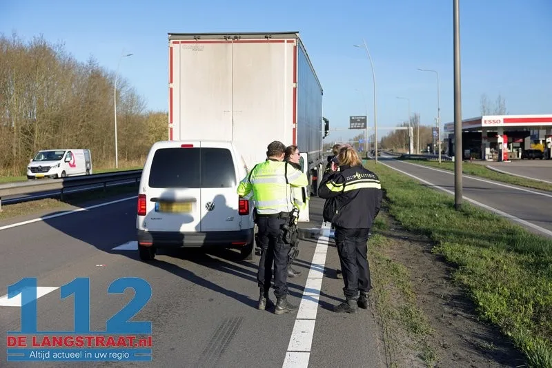 Bestelbus klapt op vrachtwagen: Ochtendspits N261 richting Waalwijk volledig vast 112 De Langstraat