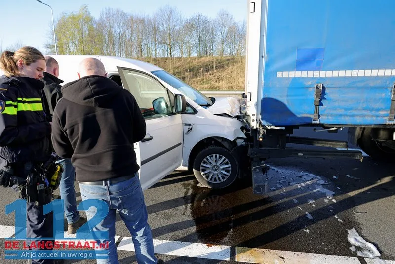 Bestelbus klapt op vrachtwagen: Ochtendspits N261 richting Waalwijk volledig vast 112 De Langstraat