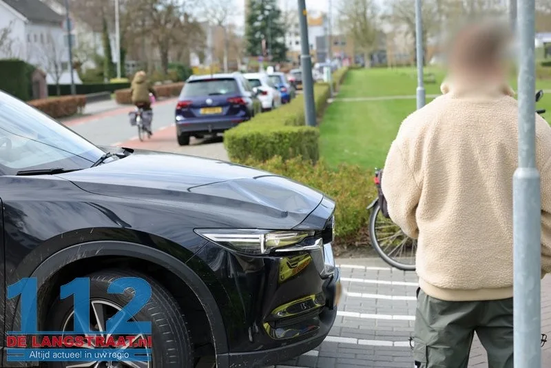 Fietser zwaargewond na harde klap op motorkap in Kerkstraat Waalwijk 112 De Langstraat