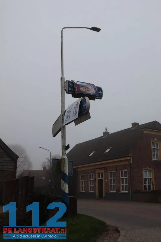 Meerdere verkiezingsborden aangetroffen aan bewegwijzeringspaal in Sprang-Capelle 112 De Langstraat