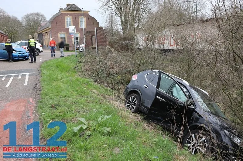 Familie met jonge kinderen en oma raakt van de weg na botsing in Sprang-Capelle 112 De Langstraat