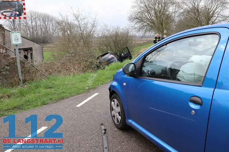 Familie met jonge kinderen en oma raakt van de weg na botsing in Sprang-Capelle 112 De Langstraat