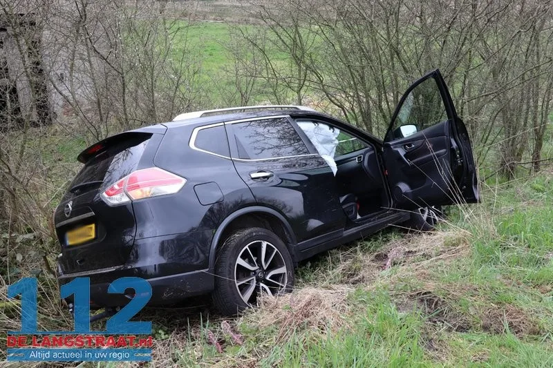 Familie met jonge kinderen en oma raakt van de weg na botsing in Sprang-Capelle 112 De Langstraat