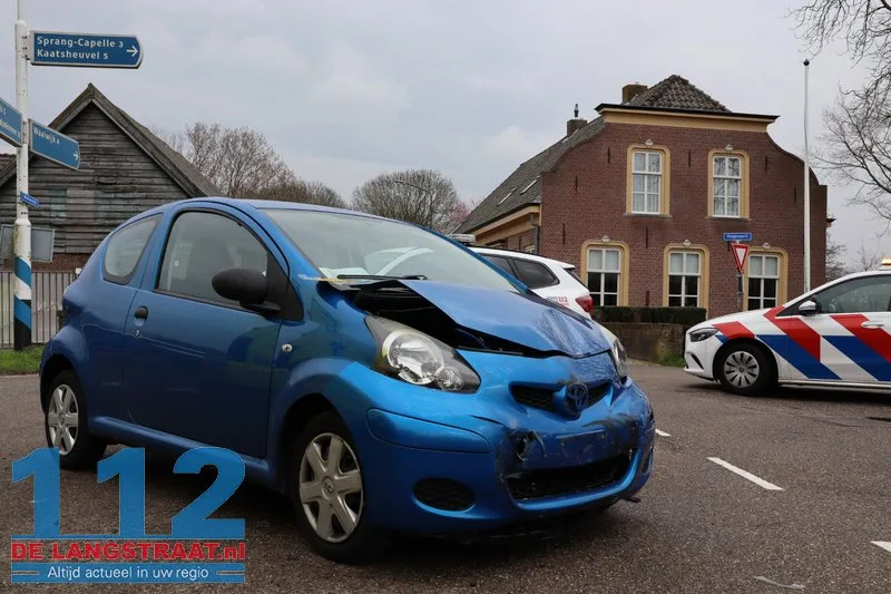 Familie met jonge kinderen en oma raakt van de weg na botsing in Sprang-Capelle 112 De Langstraat