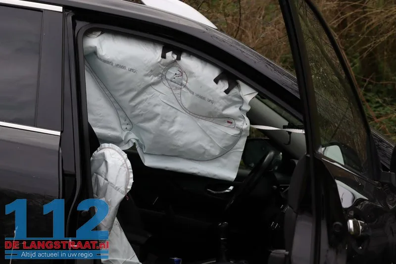 Familie met jonge kinderen en oma raakt van de weg na botsing in Sprang-Capelle 112 De Langstraat