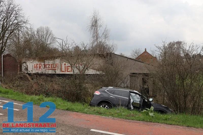 Familie met jonge kinderen en oma raakt van de weg na botsing in Sprang-Capelle 112 De Langstraat