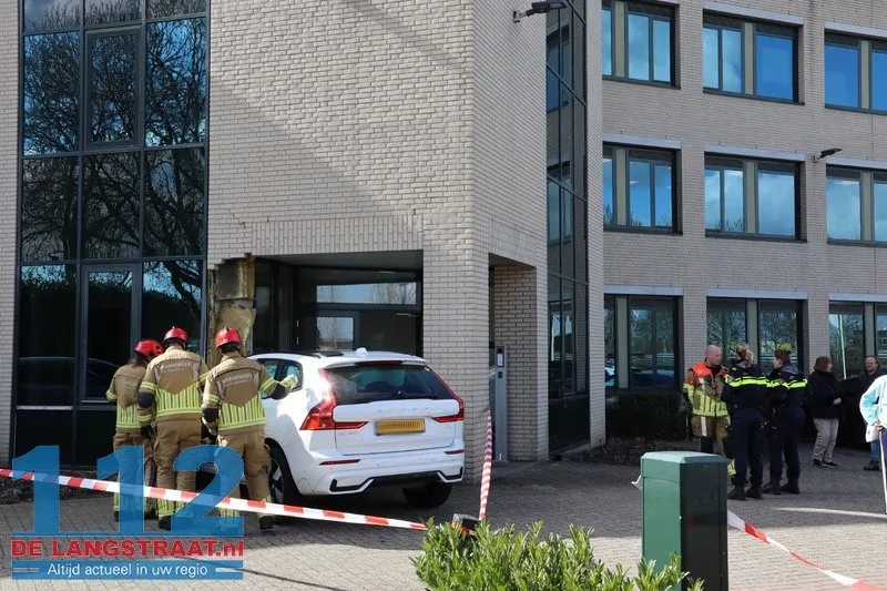 Bedrijfspand Taxandriaweg ontruimd na crash tegen gevel 112 De Langstraat