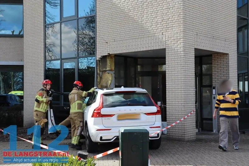 Bedrijfspand Taxandriaweg ontruimd na crash tegen gevel 112 De Langstraat
