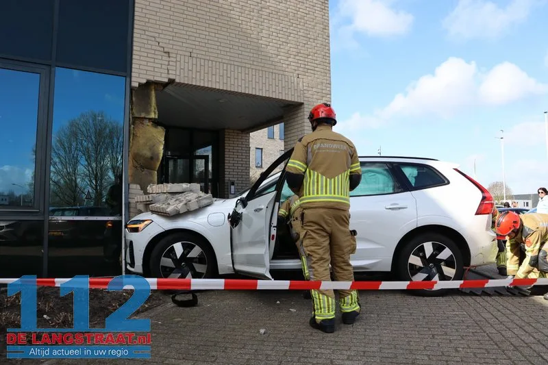 Bedrijfspand Taxandriaweg ontruimd na crash tegen gevel 112 De Langstraat