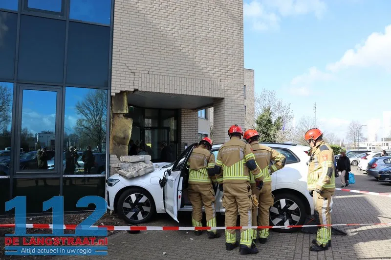 Bedrijfspand Taxandriaweg ontruimd na crash tegen gevel 112 De Langstraat