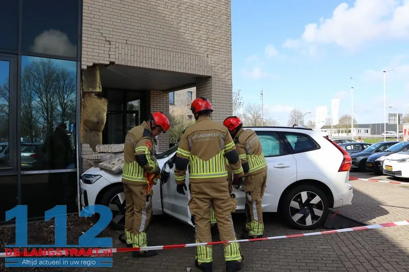 Bedrijfspand Taxandriaweg ontruimd na crash tegen gevel 112 De Langstraat