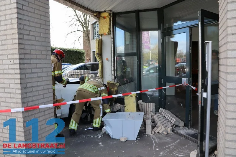 Bedrijfspand Taxandriaweg ontruimd na crash tegen gevel 112 De Langstraat