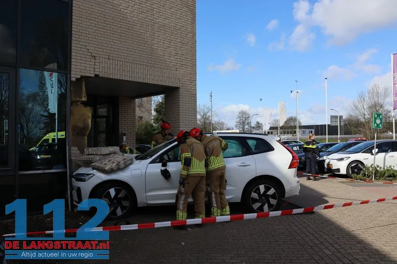 Bedrijfspand Taxandriaweg ontruimd na crash tegen gevel 112 De Langstraat