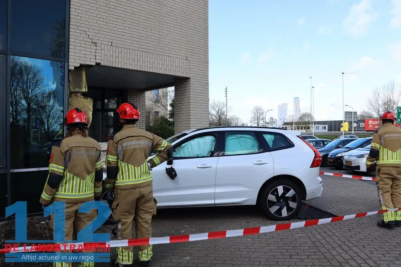 Bedrijfspand Taxandriaweg ontruimd na crash tegen gevel 112 De Langstraat