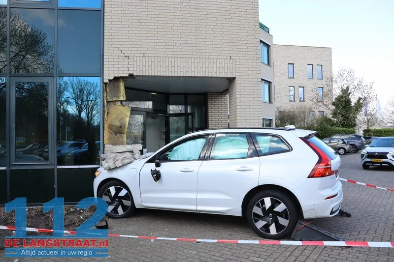 Bedrijfspand Taxandriaweg ontruimd na crash tegen gevel 112 De Langstraat