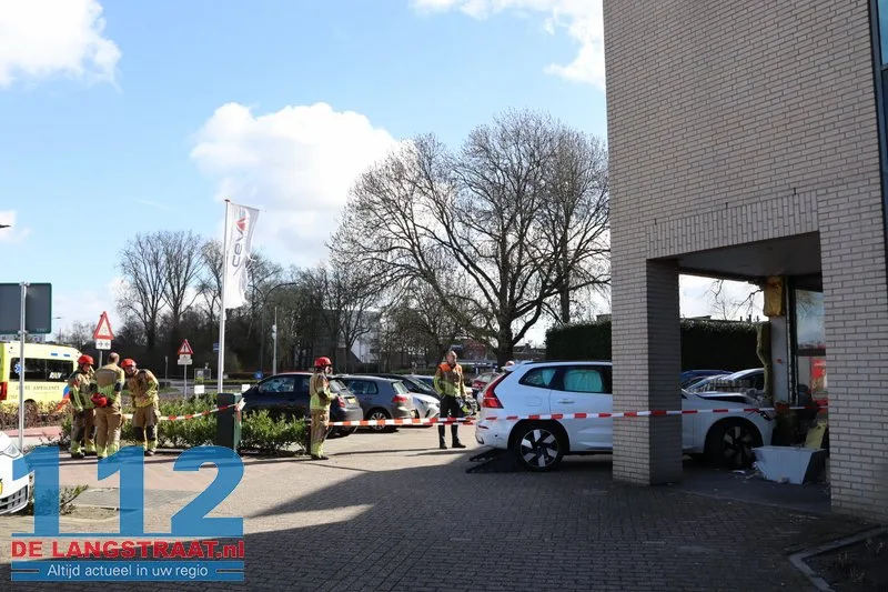 Bedrijfspand Taxandriaweg ontruimd na crash tegen gevel 112 De Langstraat