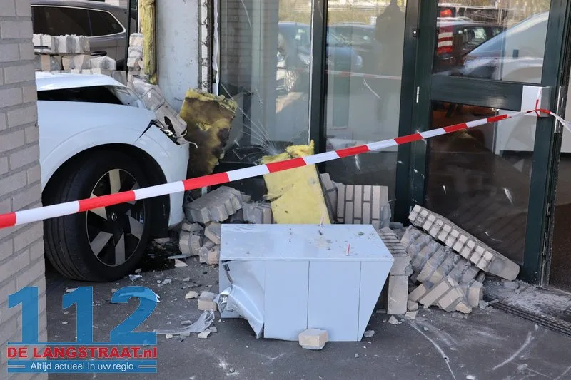 Bedrijfspand Taxandriaweg ontruimd na crash tegen gevel 112 De Langstraat