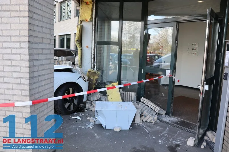 Bedrijfspand Taxandriaweg ontruimd na crash tegen gevel 112 De Langstraat