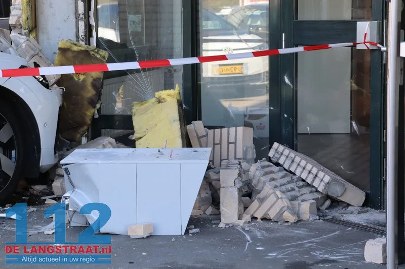 Bedrijfspand Taxandriaweg ontruimd na crash tegen gevel 112 De Langstraat
