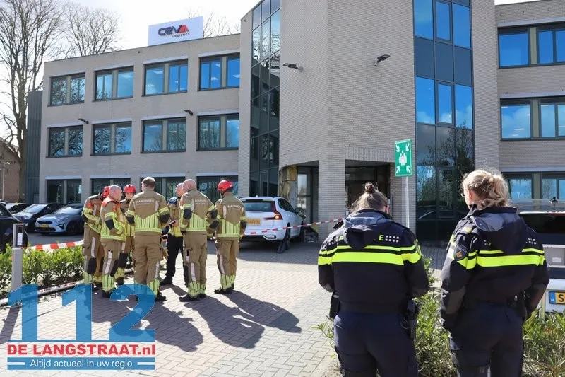 Bedrijfspand Taxandriaweg ontruimd na crash tegen gevel 112 De Langstraat