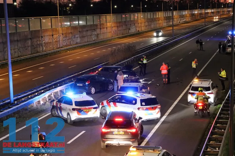 Grote ravage op A59 bij Waalwijk: Bestelbus op zijn kant, gewonde onder politiebegeleiding afgevoerd 112 De Langstraat