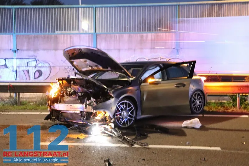 Grote ravage op A59 bij Waalwijk: Bestelbus op zijn kant, gewonde onder politiebegeleiding afgevoerd 112 De Langstraat