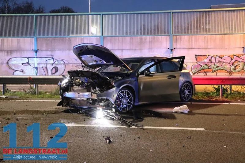Grote ravage op A59 bij Waalwijk: Bestelbus op zijn kant, gewonde onder politiebegeleiding afgevoerd 112 De Langstraat