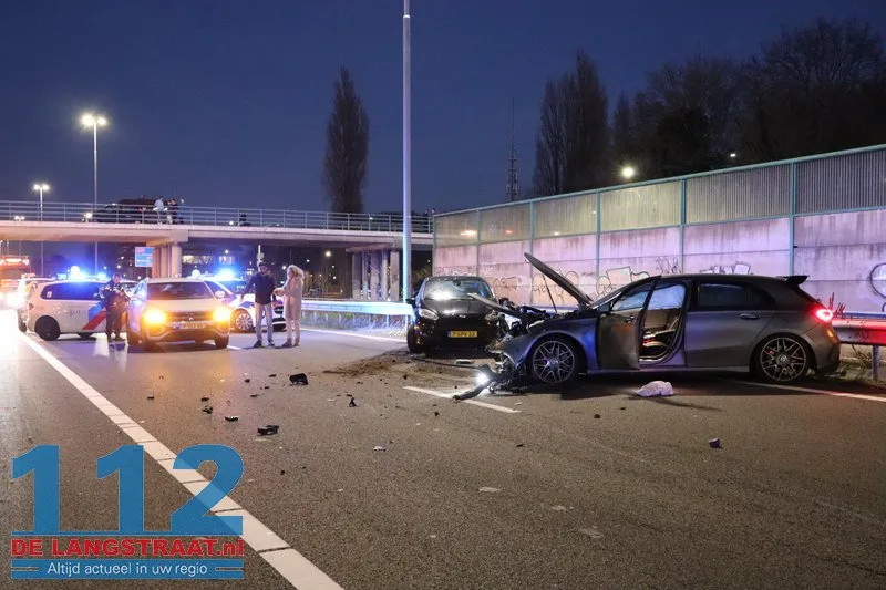 Grote ravage op A59 bij Waalwijk: Bestelbus op zijn kant, gewonde onder politiebegeleiding afgevoerd 112 De Langstraat