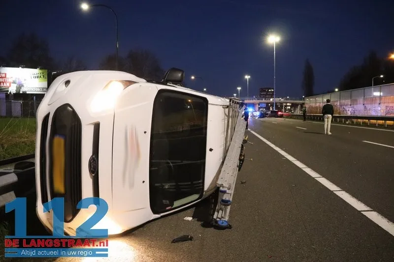 Grote ravage op A59 bij Waalwijk: Bestelbus op zijn kant, gewonde onder politiebegeleiding afgevoerd 112 De Langstraat
