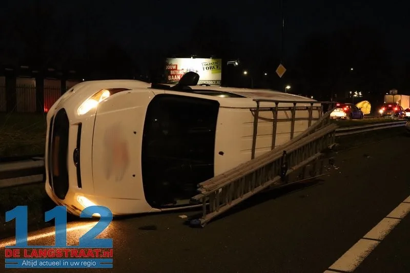 Grote ravage op A59 bij Waalwijk: Bestelbus op zijn kant, gewonde onder politiebegeleiding afgevoerd 112 De Langstraat