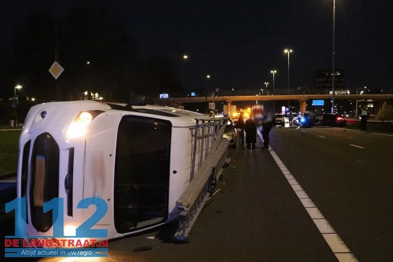 Grote ravage op A59 bij Waalwijk: Bestelbus op zijn kant, gewonde onder politiebegeleiding afgevoerd 112 De Langstraat