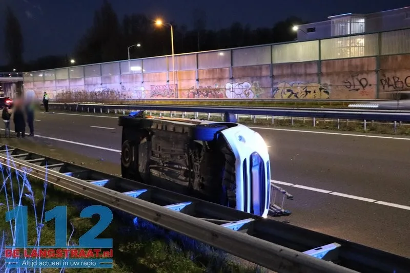 Grote ravage op A59 bij Waalwijk: Bestelbus op zijn kant, gewonde onder politiebegeleiding afgevoerd 112 De Langstraat