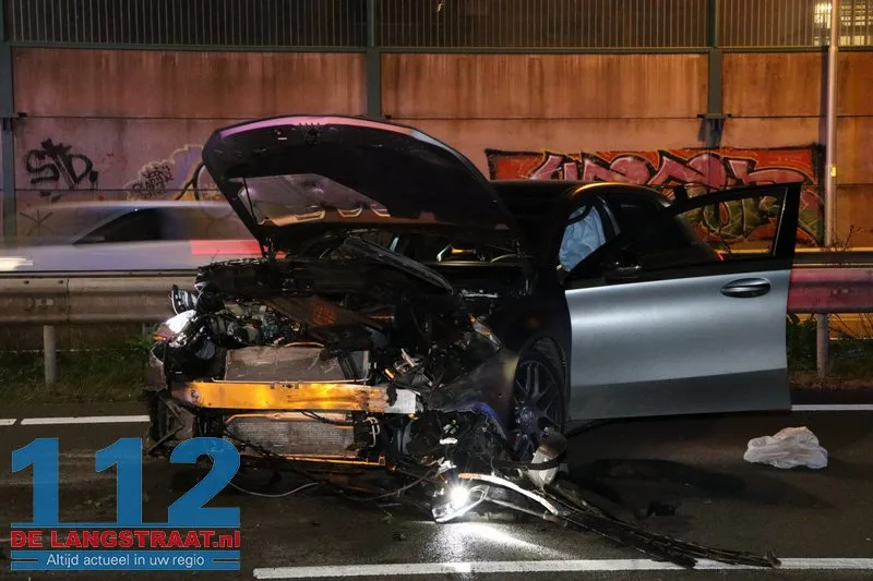 Grote ravage op A59 bij Waalwijk: Bestelbus op zijn kant, gewonde onder politiebegeleiding afgevoerd 112 De Langstraat