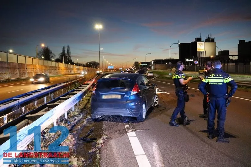 Grote ravage op A59 bij Waalwijk: Bestelbus op zijn kant, gewonde onder politiebegeleiding afgevoerd 112 De Langstraat