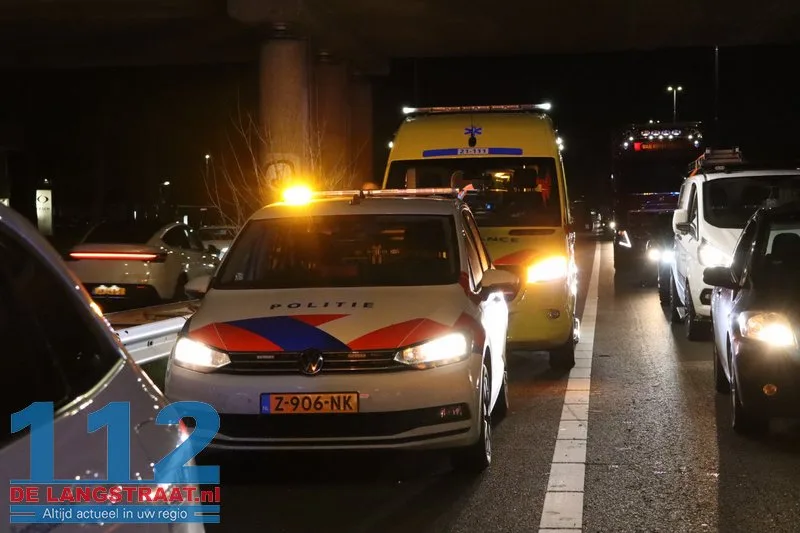Grote ravage op A59 bij Waalwijk: Bestelbus op zijn kant, gewonde onder politiebegeleiding afgevoerd 112 De Langstraat