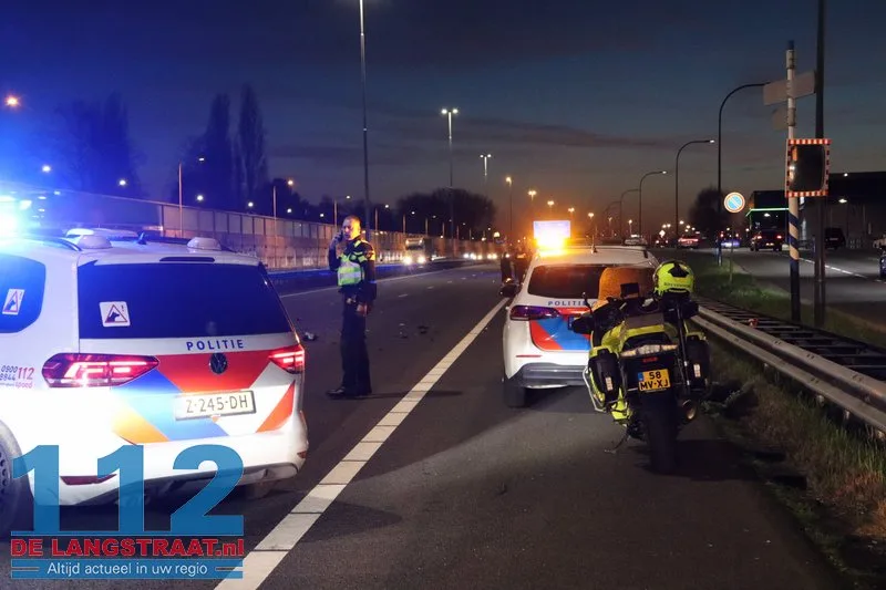 Grote ravage op A59 bij Waalwijk: Bestelbus op zijn kant, gewonde onder politiebegeleiding afgevoerd 112 De Langstraat