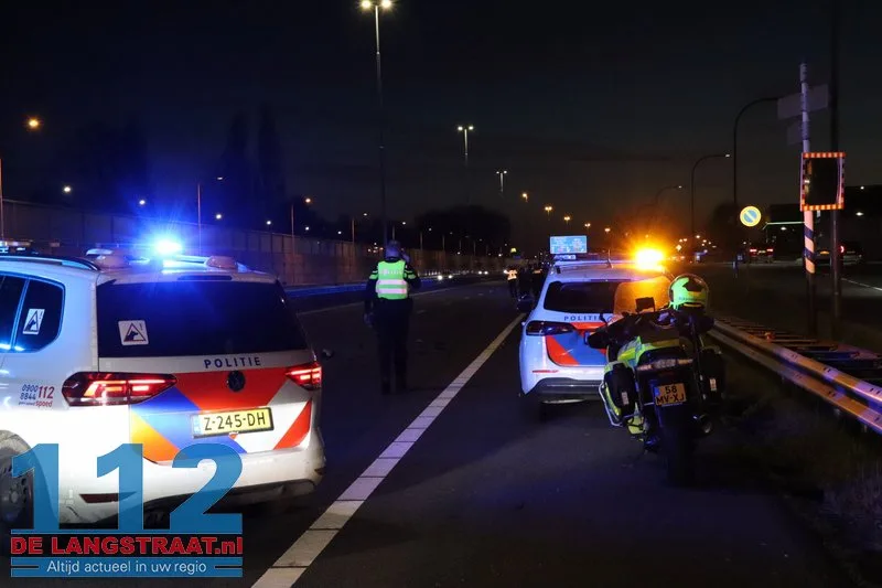 Grote ravage op A59 bij Waalwijk: Bestelbus op zijn kant, gewonde onder politiebegeleiding afgevoerd 112 De Langstraat