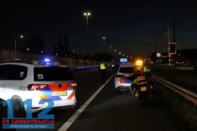 Grote ravage op A59 bij Waalwijk: Bestelbus op zijn kant, gewonde onder politiebegeleiding afgevoerd 112 De Langstraat