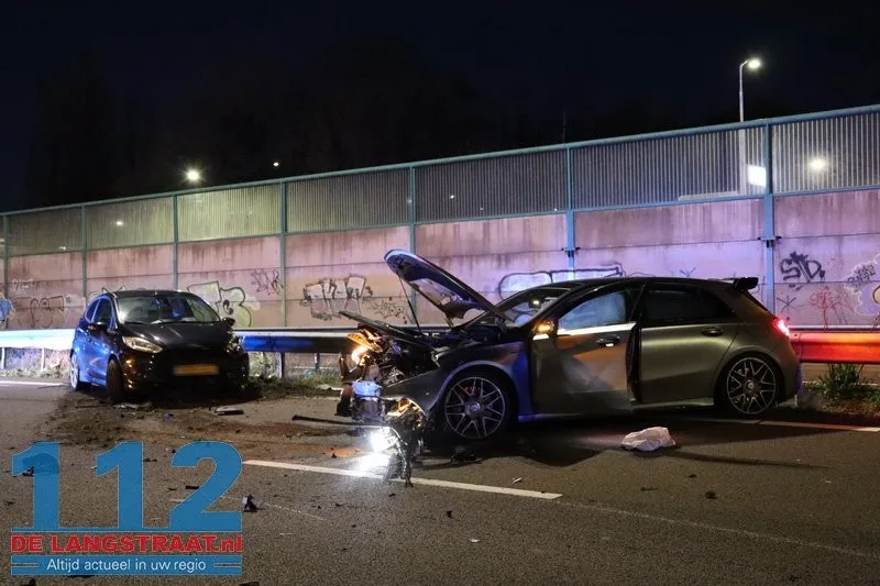 Grote ravage op A59 bij Waalwijk: Bestelbus op zijn kant, gewonde onder politiebegeleiding afgevoerd 112 De Langstraat