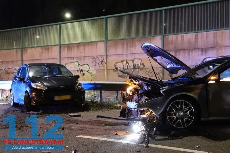 Grote ravage op A59 bij Waalwijk: Bestelbus op zijn kant, gewonde onder politiebegeleiding afgevoerd 112 De Langstraat