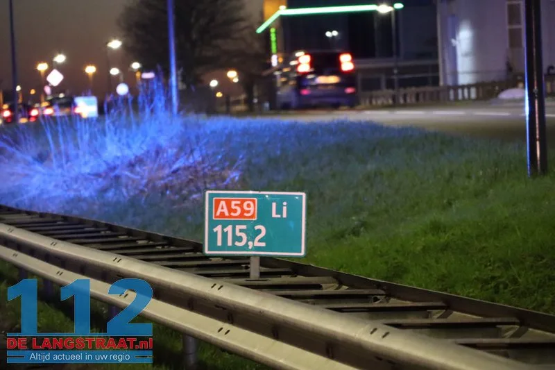 Grote ravage op A59 bij Waalwijk: Bestelbus op zijn kant, gewonde onder politiebegeleiding afgevoerd 112 De Langstraat