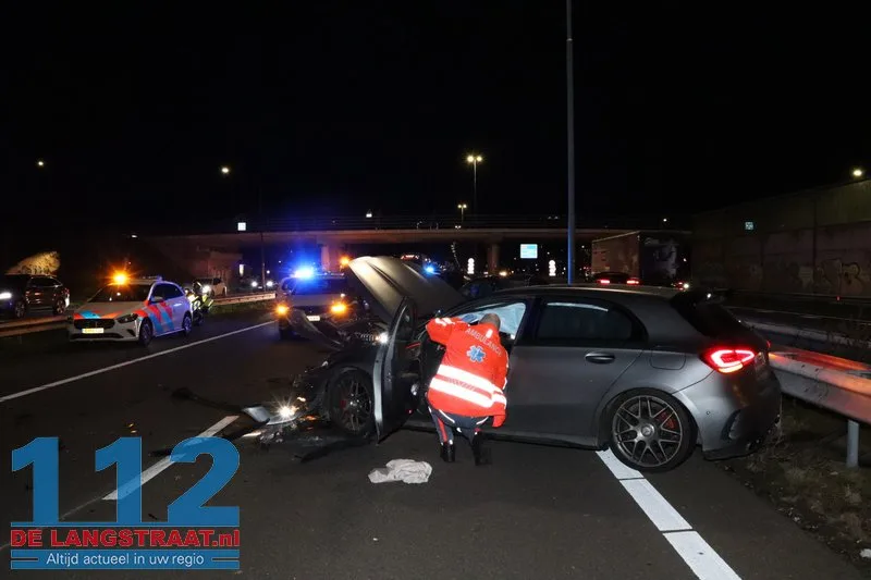 Grote ravage op A59 bij Waalwijk: Bestelbus op zijn kant, gewonde onder politiebegeleiding afgevoerd 112 De Langstraat