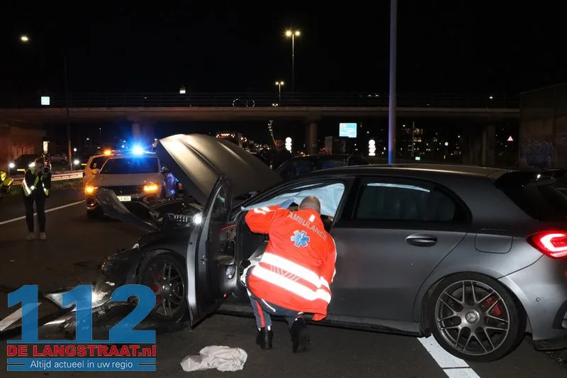 Grote ravage op A59 bij Waalwijk: Bestelbus op zijn kant, gewonde onder politiebegeleiding afgevoerd 112 De Langstraat